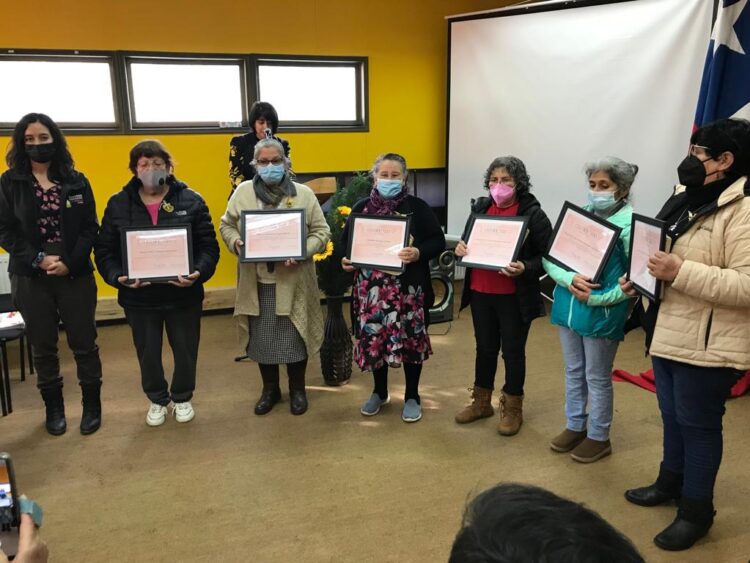 Seis mujeres de Villa Mañihuales recibieron diplomas de reconocimiento por su participación en el Plan de Alfabetización Contigo Aprendo