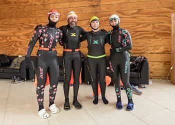 NATACION EN AGUAS HELADAS, FIORDO AYSEN.