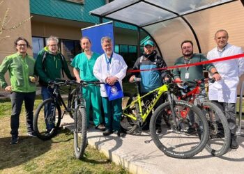Colegio Médico dona bicicletero a funcionarios del Hospital Regional Coyhaique