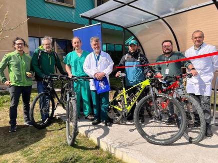 Colegio Médico dona bicicletero a funcionarios del Hospital Regional Coyhaique