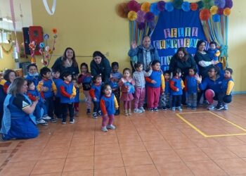 En los 45 años del “Lobito Feroz” empresas Bahamonde entregó poleros a todos los niños y niñas del jardín