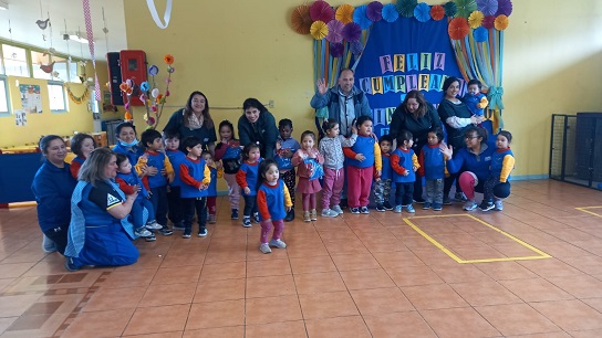 En los 45 años del “Lobito Feroz” empresas Bahamonde entregó poleros a todos los niños y niñas del jardín