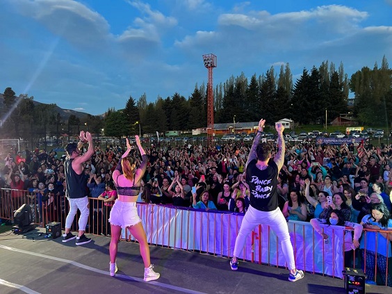 MUNICIPIO DE COYHAIQUE: MÁS DE 1.000 PERSONAS BAILARON POR LA PREVENCIÓN DEL CÁNCER DE MAMA