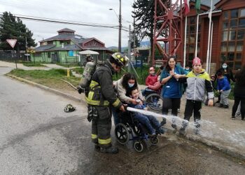 Estudiantes de Escuela Especial Club Leones visita a los Voluntarios de Bomberos de la Tercera Compañía