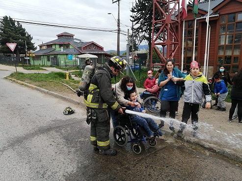 Estudiantes de Escuela Especial Club Leones visita a los Voluntarios de Bomberos de la Tercera Compañía