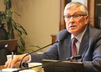 Senador Sandoval pide definiciones de parte del Gobierno en distintas materias durante debate de Presupuesto 2023