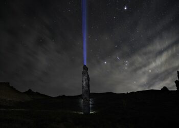 INTERVIENEN CON PROYECCIONES LUMÍNICAS SECTORES DE LA PATAGONIA AMENAZADOS POR PROYECTO MINERO