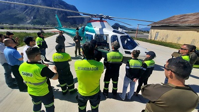 Carabineros de la Sección Aérea Coyhaique capacita al ABC de la emergencia sobre medidas de seguridad en operaciones aéreas