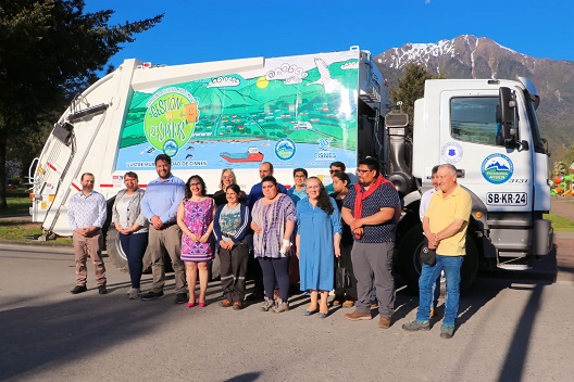 Gobernadora Regional Andrea Macías Palma entrega camiones recolectores de residuos a municipio de Cisnes