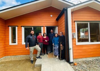 Entregan nueva y amplia vivienda social a familia compuesta por adultos mayores de Cisnes