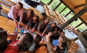 Artesanas de Puerto Guadal presentan colección textil inspirada en su territorio