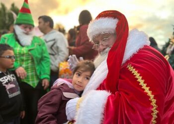 MUNICIPIO DE COYHAIQUE DIO INICIO A LAS ACTIVIDADES NAVIDEÑAS CON ILUMINACIÓN DE ÁRBOL DE NAVIDAD