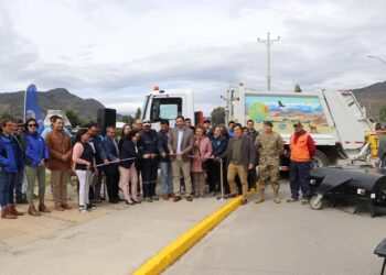 Gobernadora Regional Andrea Macías Palma entrega camión recolector de residuos a municipio de Cochrane 
