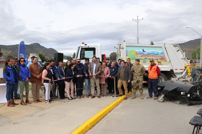 Gobernadora Regional Andrea Macías Palma entrega camión recolector de residuos a municipio de Cochrane