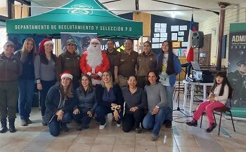 Carabineros junto al viejito pascuero realizan operativo cívico en Villa Ortega