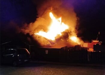 Rescatan con vida a dos adultos mayores y a un joven desde inmueble en llamas en Coyhaique