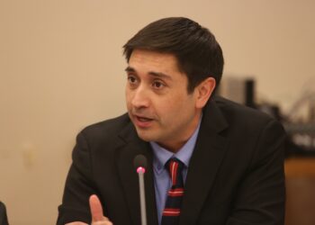 Diputado Calisto acude a Contraloría por inminente retraso en la entrega de  computadores, beca BAES y Programa de Alimentación Escolar