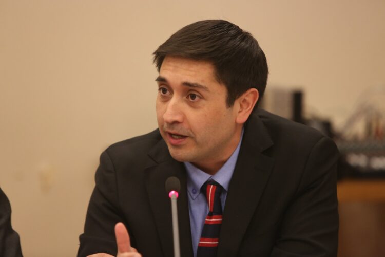 Diputado Calisto acude a Contraloría por inminente retraso en la entrega de computadores, beca BAES y Programa de Alimentación Escolar