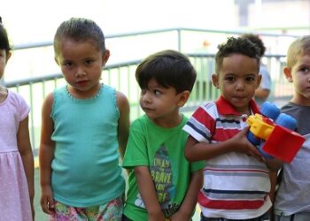 Consejos para que niñas, niños y adultos disfruten juntos durante las vacaciones de verano