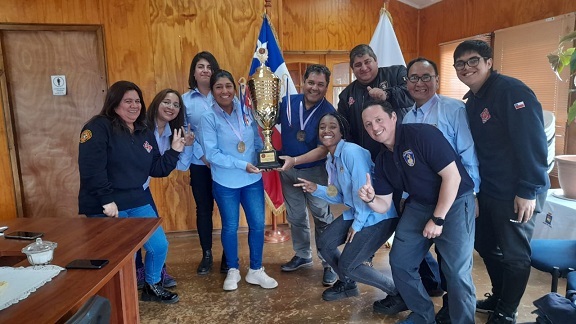 ALCALDE SILVA SALUDÓ A LOS BOMBEROS DE LA COMUNA QUE SE QUEDARON CON EL PRIMER LUGAR EN EL DESAFÍO BOMBERIL REALIZADO EN MELINKA