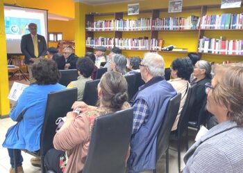 Adultos mayores de Villa Mañihuales se informaron sobre PGU y otros beneficios estatales