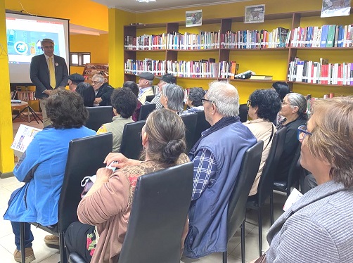 Adultos mayores de Villa Mañihuales se informaron sobre PGU y otros beneficios estatales