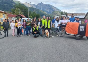 Mujer con discapacidad visual y su perra guía recorren la carretera austral en bicicleta para visibilizar el turismo inclusivo