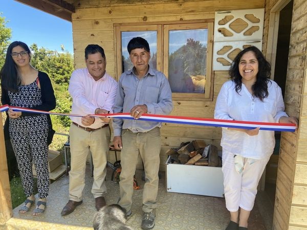 DOS VIVIENDAS DE EMERGENCIA ENTREGÓ LA MUNICIPALIDAD DE GUAITECAS A FAMILIAS DE LA COMUNA