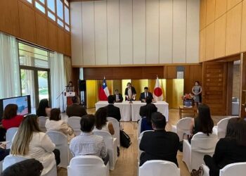 Cisnes firmó convenio con Embajada de Japón para concretar Box Dental en Escuela de Cisnes