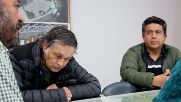 DIRIGENTES VECINALES Y MOP AVANZAN EN PROCESO PARA PAVIMENTAR CAMINO HACIA LAGO ATRAVESADO