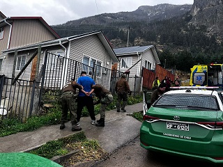 Detienen en tiempo récord a imputado por homicidio y encuentra arma blanca en el sitio del suceso