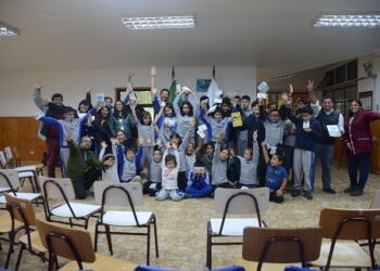 Programa FNDR de Educación Ambiental en aire comienza distribución de guías pedagógicas en Raúl Marín Balmaceda