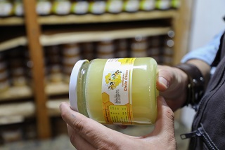 Autoridades del AGRO visitaron a apicultor de Chile Chico para conocer su producción de mieles