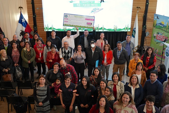 “El Gobierno Regional nos da la oportunidad a los pequeños”: Gobernadora firma convenios con beneficiarios de MIPE-Aysén