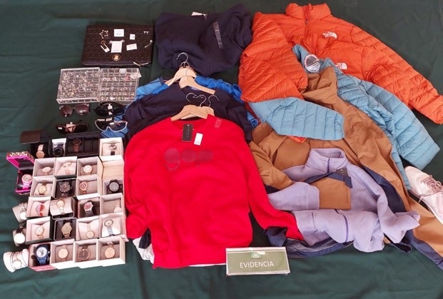 Tras un rápido actuar Carabineros de Coyhaique detuvo a dos NNA por robo a joyería y recupera especies sustraídas