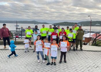 Carabineros de Melinka en conjunto con la Municipalidad de las Guaitecas organizan corrida familiar por el 96° aniversario institucional