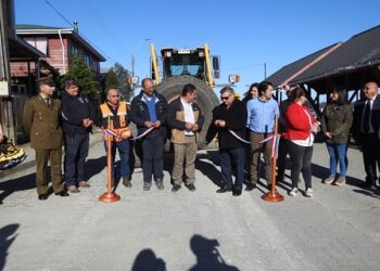 MOP ENTREGA NUEVA MOTONIVELADORA A MUNICIPALIDAD DE LAS GUAITECAS PARA LA CONSERVACIÓN DEL CAMINO MELINKA-REPOLLAL