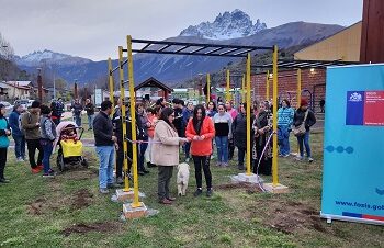 Familias de Villa Cerro Castillo implementan circuito de calistenia gracias al programa Acción del FOSIS