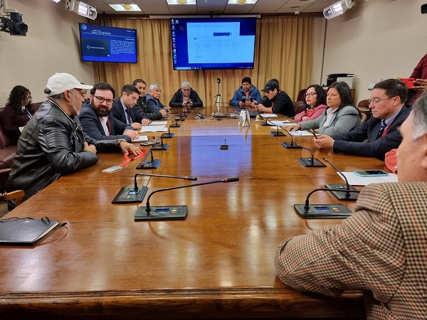Autoridades regionales se reúnen con pescadores por votación de proyecto que permite ingreso de flotas a depredar recursos de Aysén