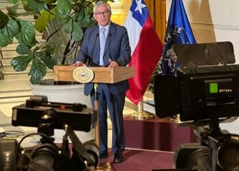 Sandoval llama a impulsar la electromovilidad en Chile, a través de planes, acciones y programas de fomento