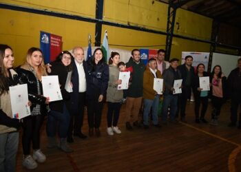 Ministro de Vivienda entregó escrituras a familias pertenecientes a pueblos originarios en Balmaceda