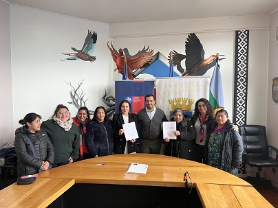 MUNICIPALIDAD DE COYHAIQUE Y CONADI FIRMAN CONVENIO QUE BENEFICIA A EMPRENDEDORES INDÍGENAS