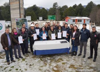 Gobernadora Andrea Macías y Ministra Jessica López firman convenio de pavimentación de la Carretera Austral