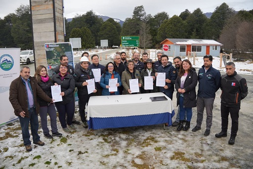 Gobernadora Andrea Macías y Ministra Jessica López firman convenio de pavimentación de la Carretera Austral