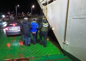Carabineros del OS-7 junto a “Gazu” y la Armada de Chile, detienen a sujeto en Melinka y decomisan ketamina y marihuana