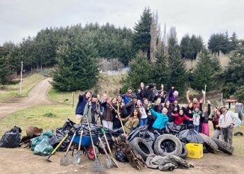 Voluntariado INJUV: Jóvenes Scouts del liceo San Felipe Benicio realizan intervención de limpieza en balneario Los Chochos de la comuna de Coyhaique