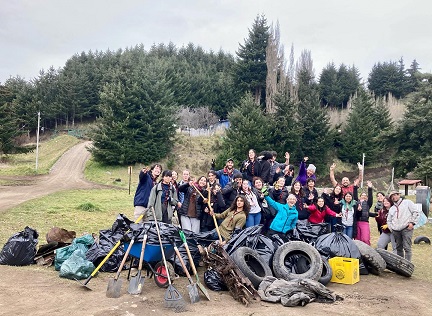 Voluntariado INJUV: Jóvenes Scouts del liceo San Felipe Benicio realizan intervención de limpieza en balneario Los Chochos de la comuna de Coyhaique