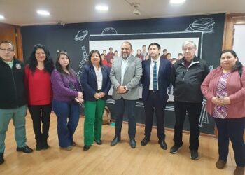 Ministro se abre a estudiar asignación de zona para asistentes de la educación con miras a la ley de presupuesto 2024