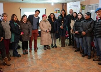 Lanzan programa de acompañamiento telefónico para personas mayores de Coyhaique