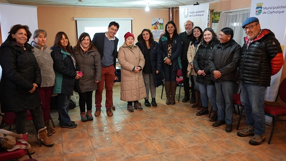 Lanzan programa de acompañamiento telefónico para personas mayores de Coyhaique